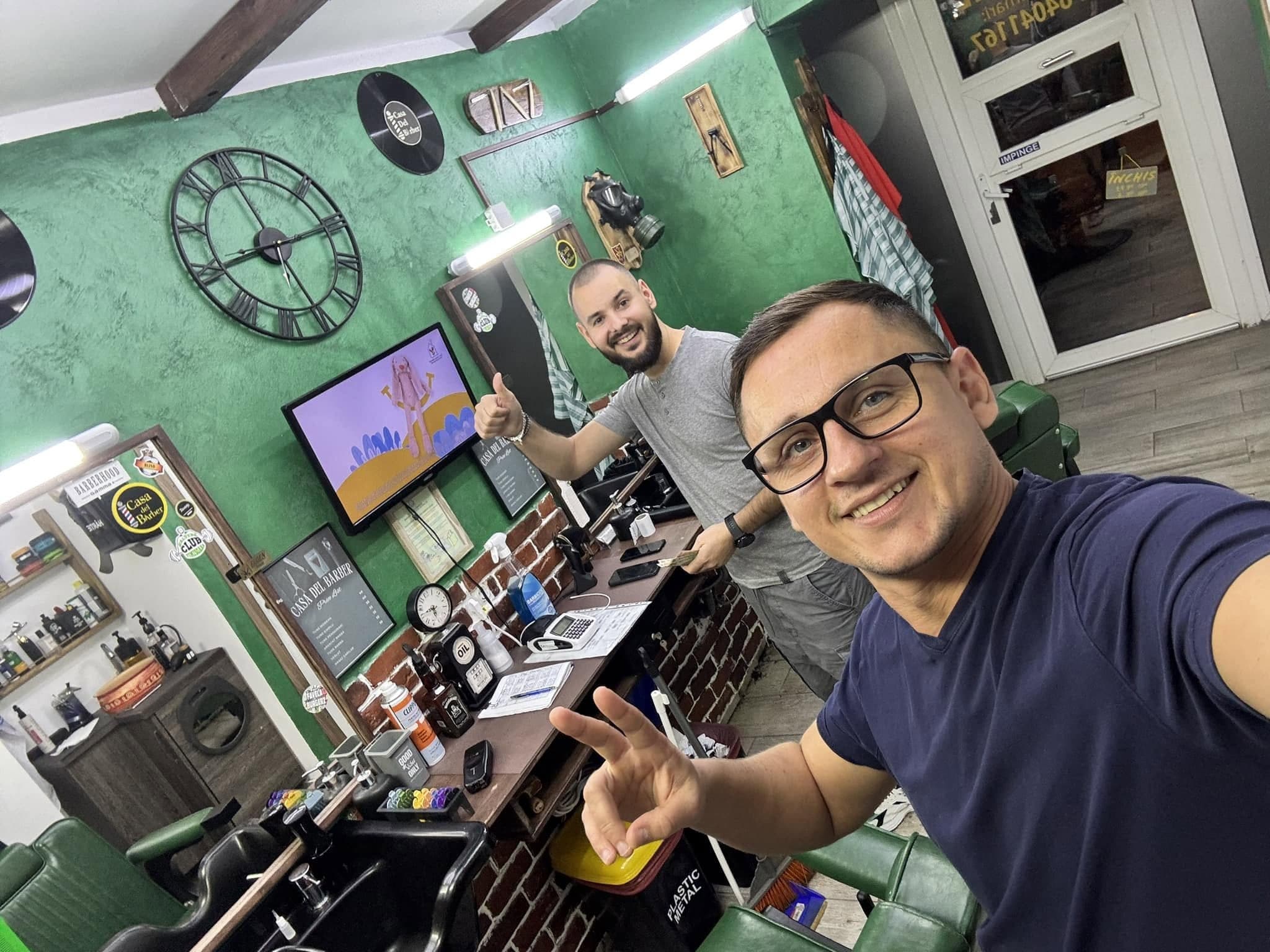 Eugen și Florin în interiorul frizeriei Casa del Barber, cu pereți verzi texturați și decor vintage