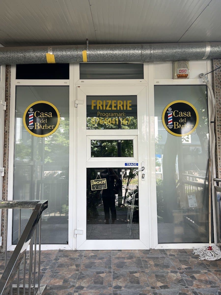 Vitrina Casa del Barber, cu stâlpul de frizer și programul de funcționare afișat