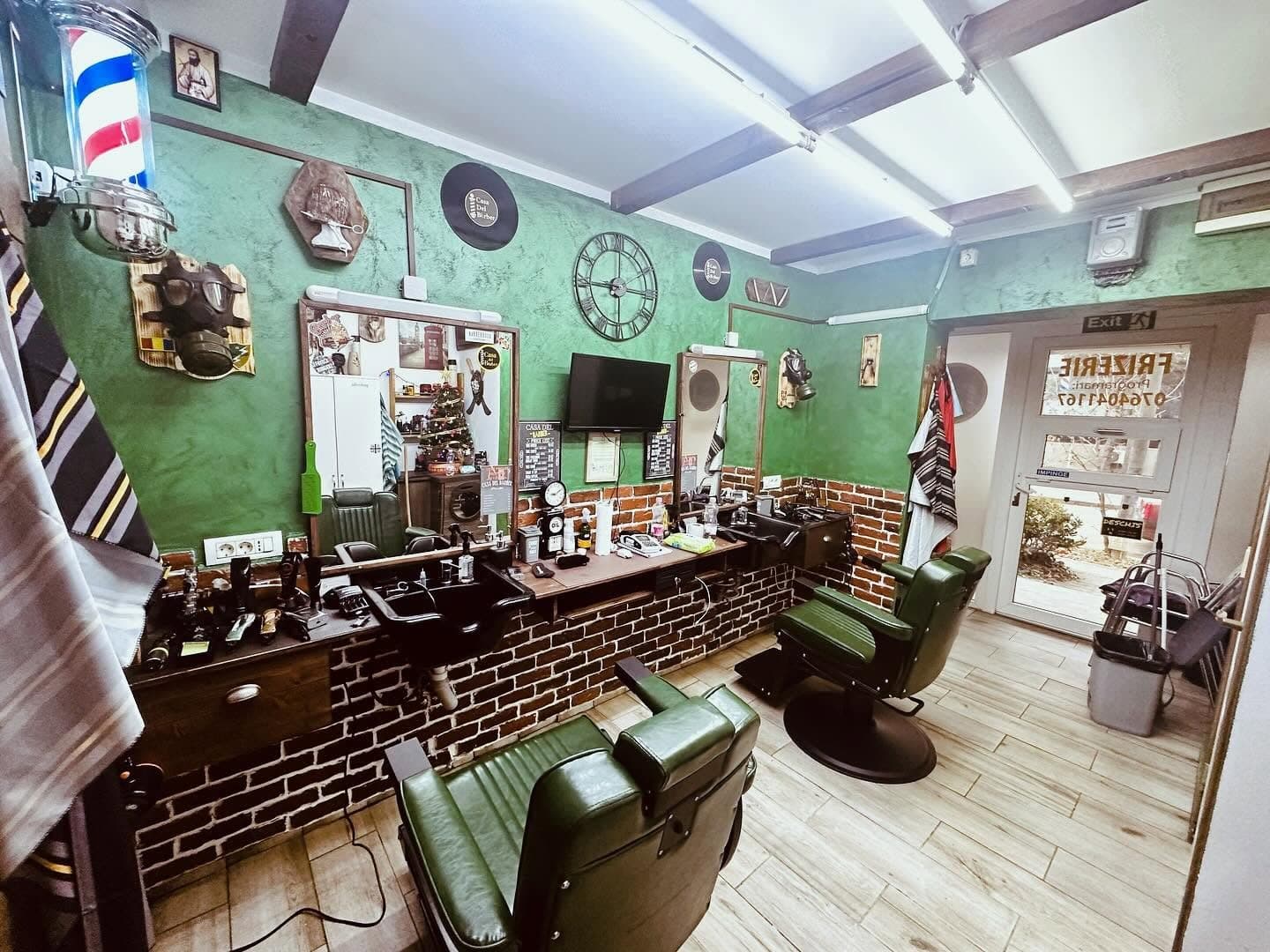 Interiorul frizeriei Casa del Barber, cu scaune vintage și stâlp de frizer