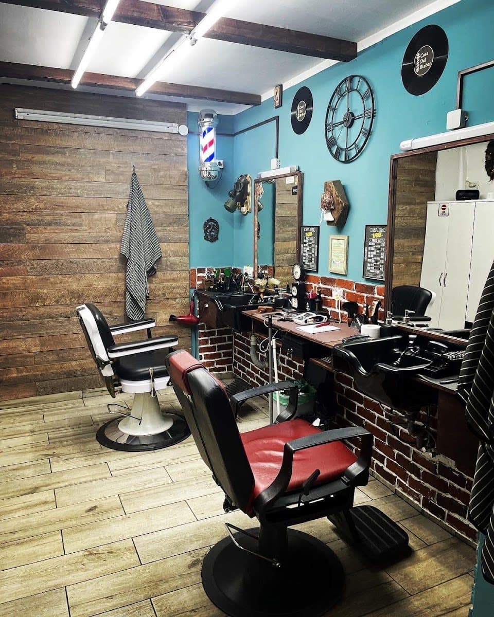 Detaliu din interiorul frizeriei Casa del Barber, cu scaune și oglinzi de frizerie